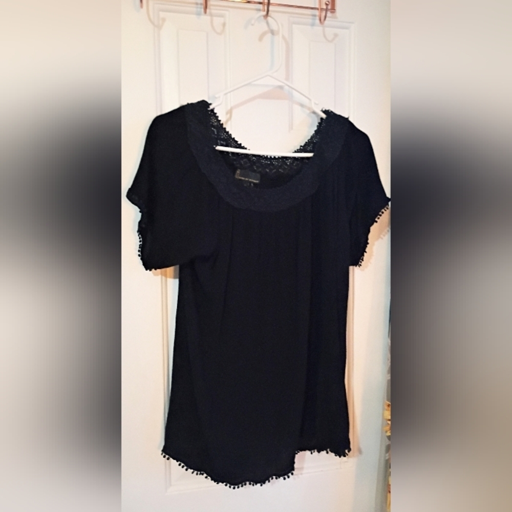 Jeans By Buffalo Medium Shortsleeve Black Top Size Medium